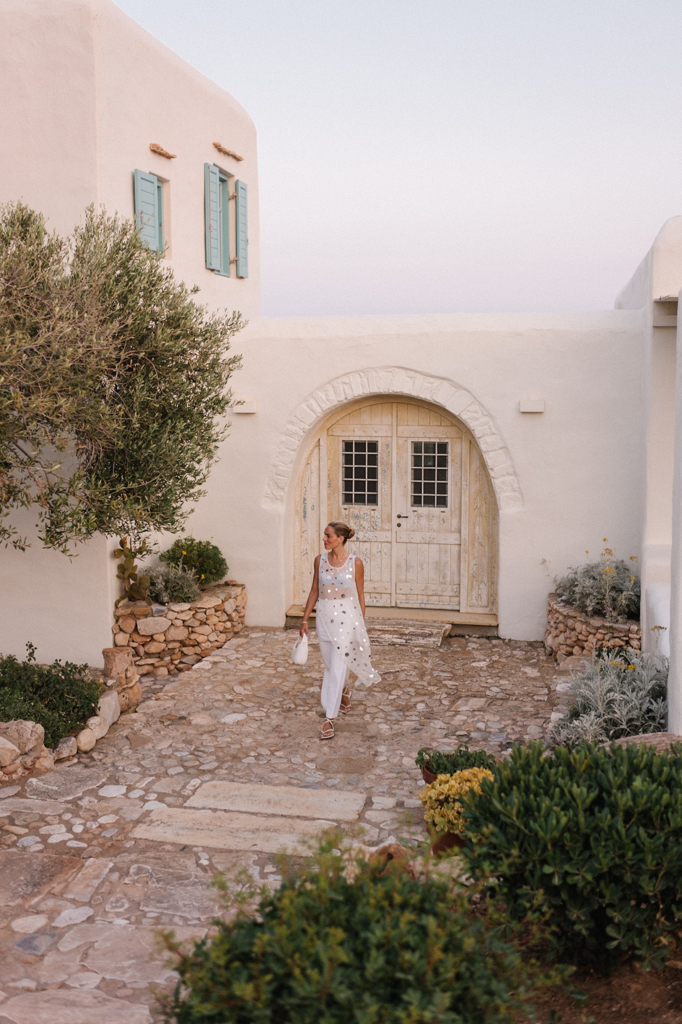 Pinse blanche Top Top Blue Mesh BH White Maxirock White Leder White Leder Sandales