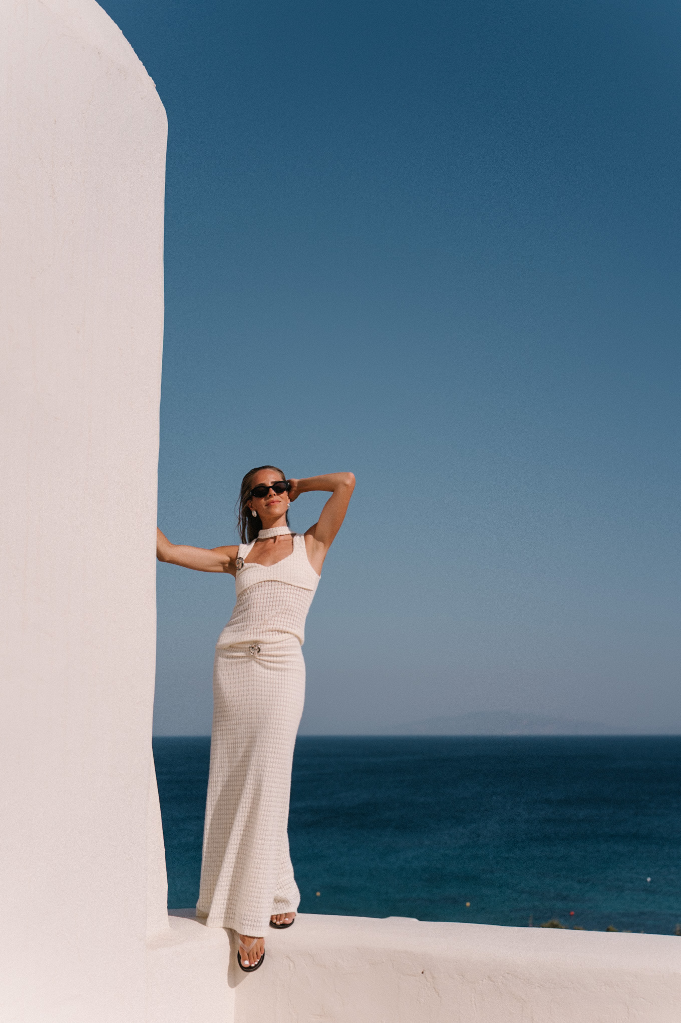 Réservoir de support de crochet en crème avec jupe maxi assorties lunettes de soleil noires