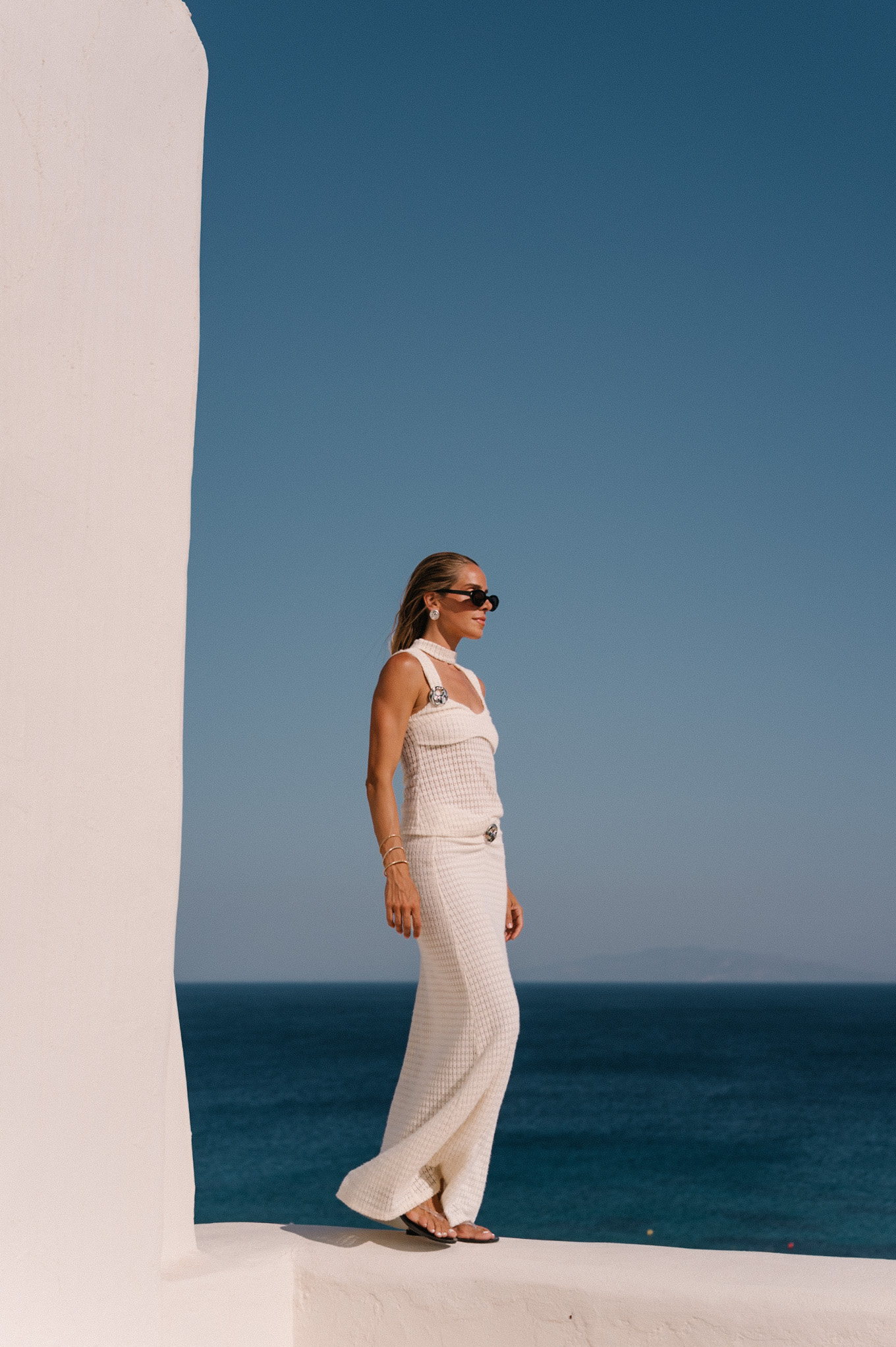 Réservoir de support de crochet en crème avec jupe maxi assorties lunettes de soleil noires