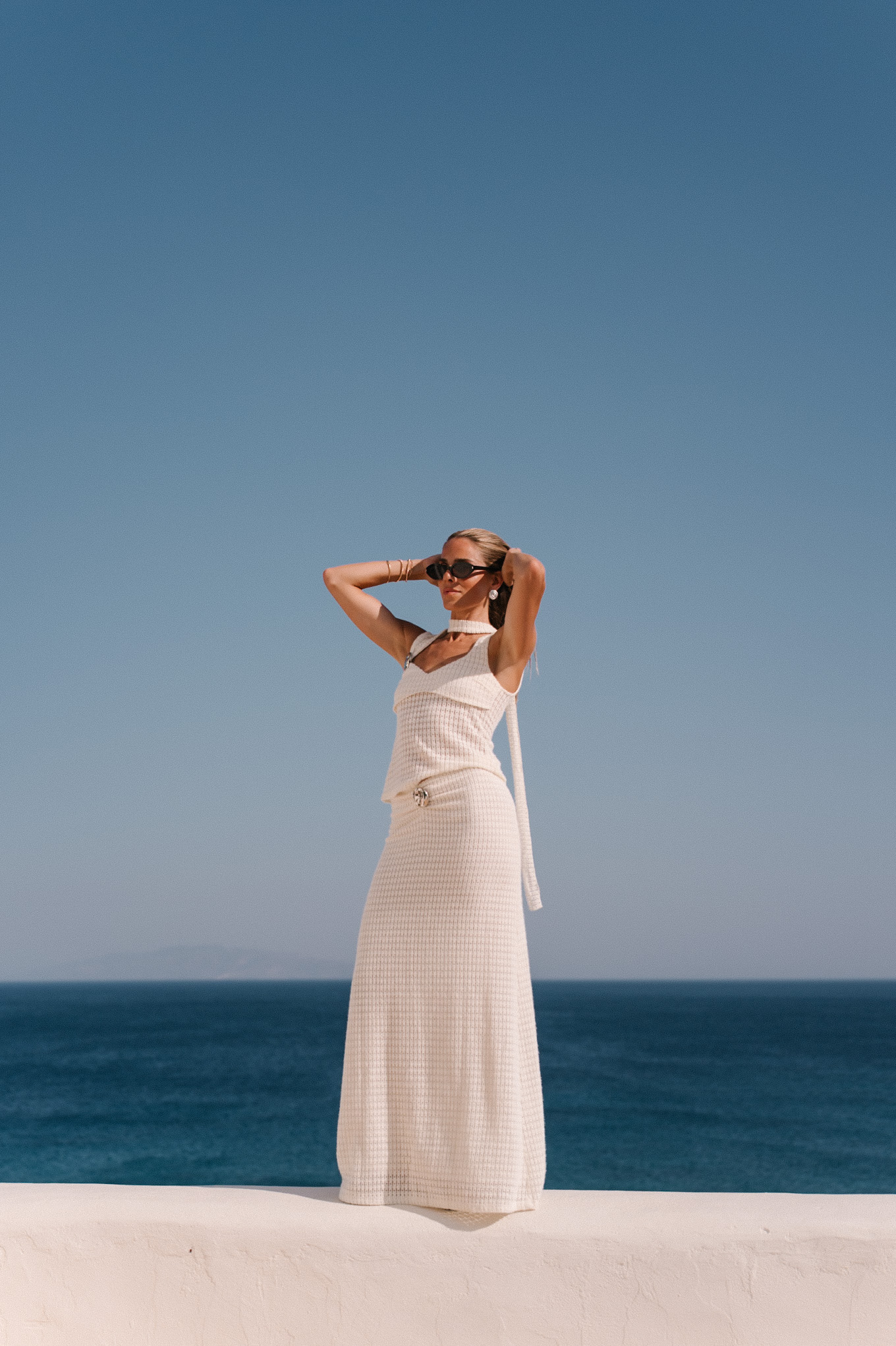 Réservoir de support de crochet en crème avec jupe maxi assorties lunettes de soleil noires