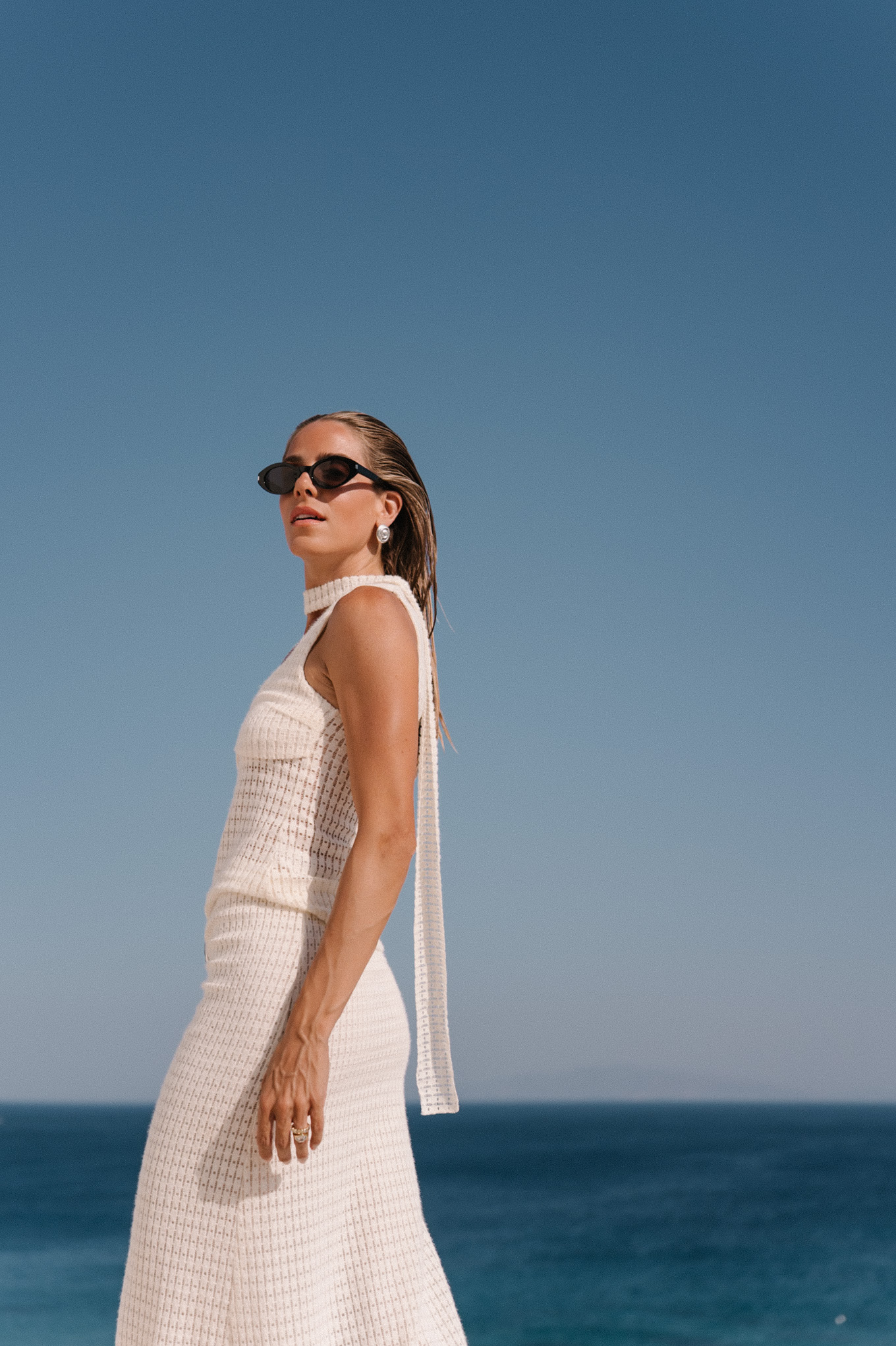 Réservoir de support de crochet en crème avec jupe maxi assorties lunettes de soleil noires