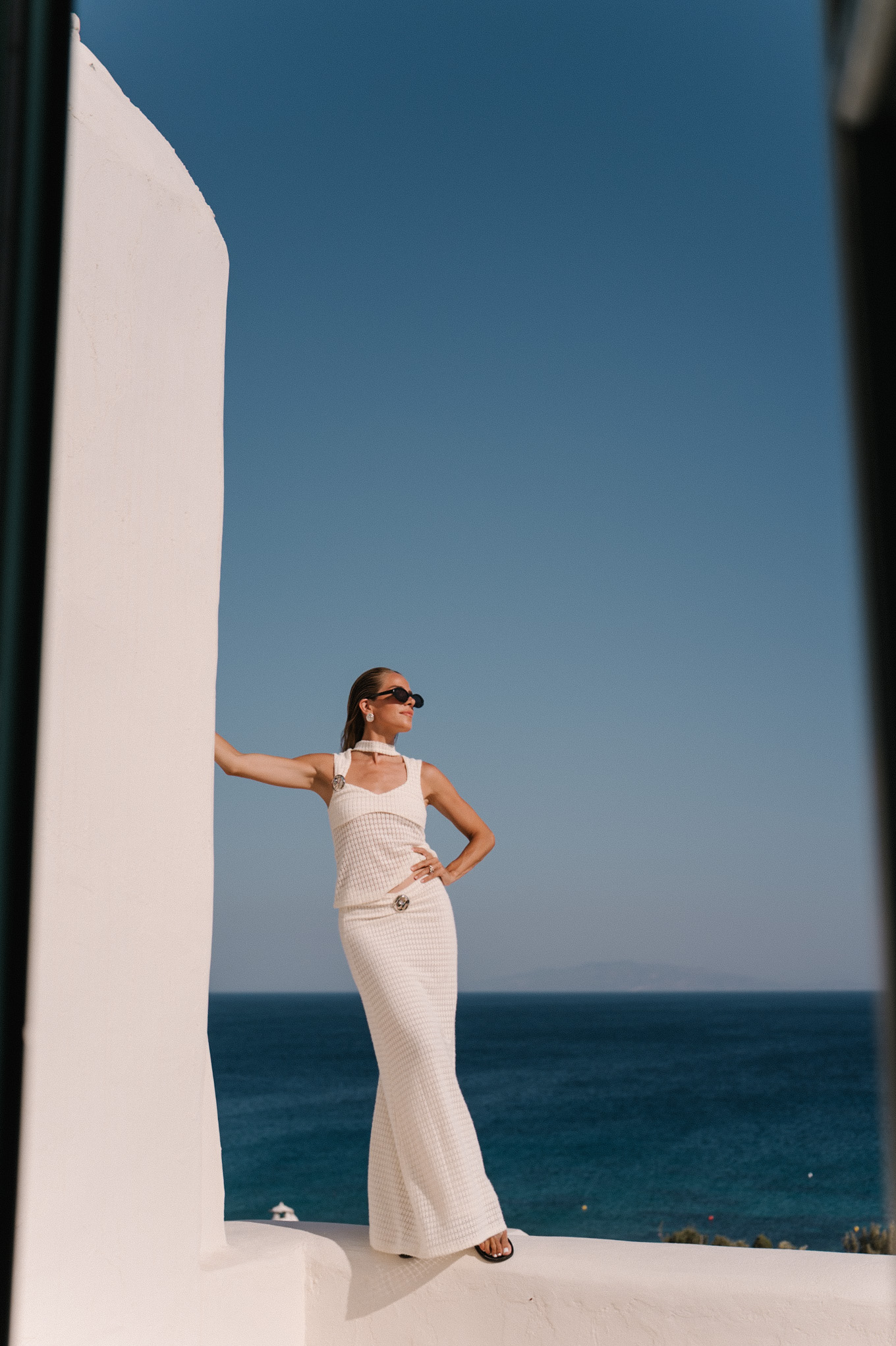 Réservoir de support de crochet en crème avec jupe maxi assorties lunettes de soleil noires