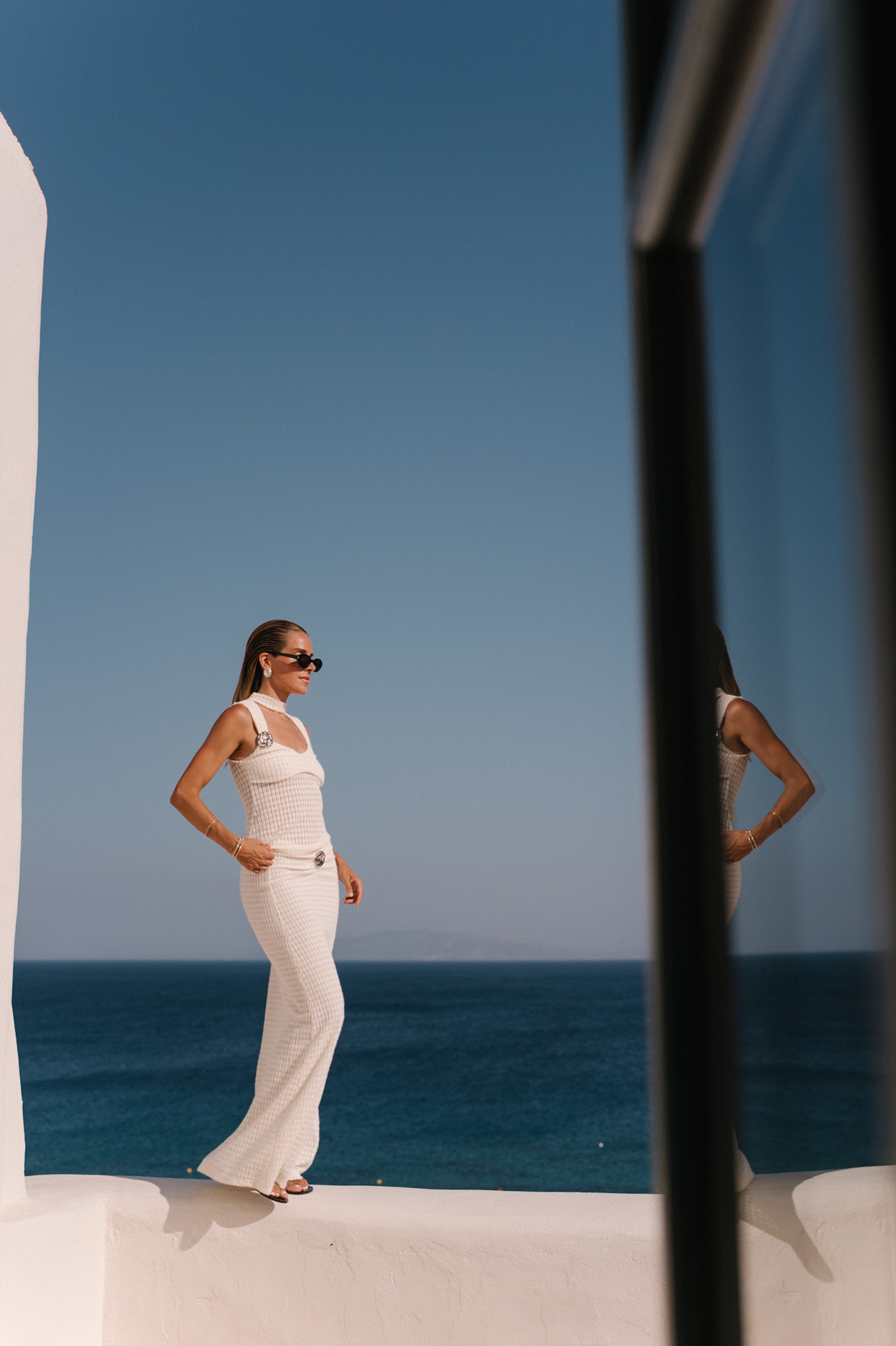 Réservoir de support de crochet en crème avec jupe maxi assorties lunettes de soleil noires