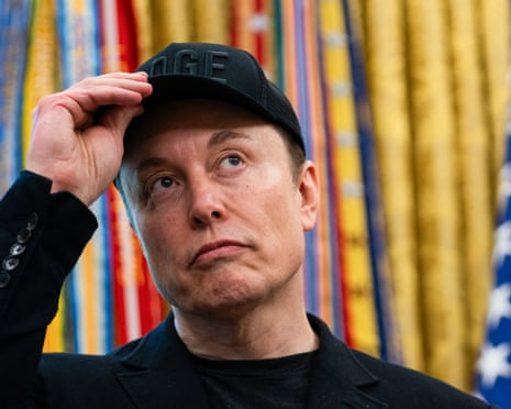 Elon Muschus a un chapeau noir