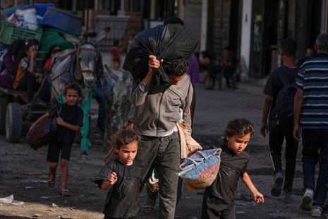 Le peuple palestinien déplacé s'enfuit vers Jabalia - dans la partie nord du Strip - après que l'armée israélienne ait émis des commandements d'évacuation à Gaza City.