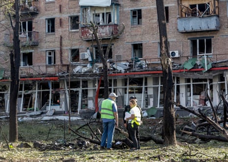 Die ukrainischen Polizeibeamten arbeiten an der Stelle eines Luftangriffs an einem fünfstöckigen Wohngebäude in Kyiv, Ukraine.
