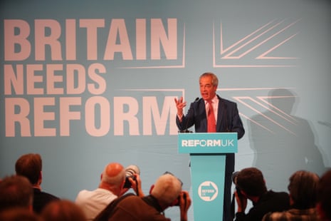 Nigel Farage parle ce matin lors d'une conférence de presse dans la maison de l'église.