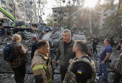 Der Bürgermeister von Kyiv, Vitaly Klitschko (C), und der Minister für Innere Angelegenheiten Ihor Klymenko (R) inspizieren den Standort eines Luftangriffs auf einem neunstöckigen Wohngebäude in Kyiv, Ukraine.