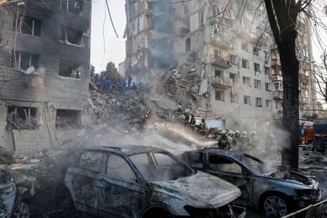 Ukrainische Retter arbeiten am Gelände eines Luftangriffs an einem neunstöckigen Wohngebäude in Kyiv, Ukraine.