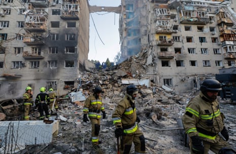 Ukrainische Retter arbeiten am Gelände eines Luftangriffs an einem neunstöckigen Wohngebäude in Kyiv, Ukraine.