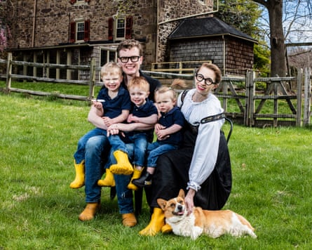 Malcolm et Simone Collins avec leurs enfants Octavian, Torsten et Titan avec leur chien, le professeur, à Eagleville, en Pennsylvanie.
