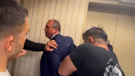 Ice agents arrest New York City comptroller Brad Lander – video
