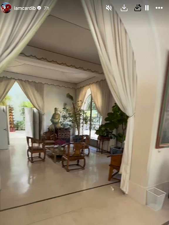 Vue intérieure d'une pièce élégante avec des rideaux, des plantes intérieures et des meubles dans un style antique dans le style