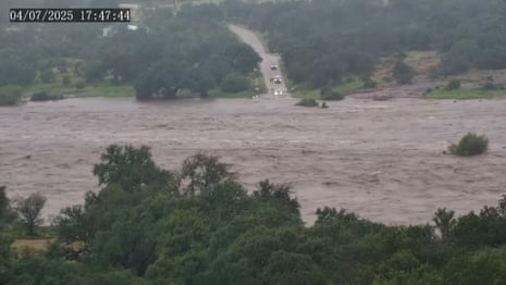 Timelapse -Filmmaterial zeigt, wie schnell texanische Hochwasser über Damm - Video aufstand