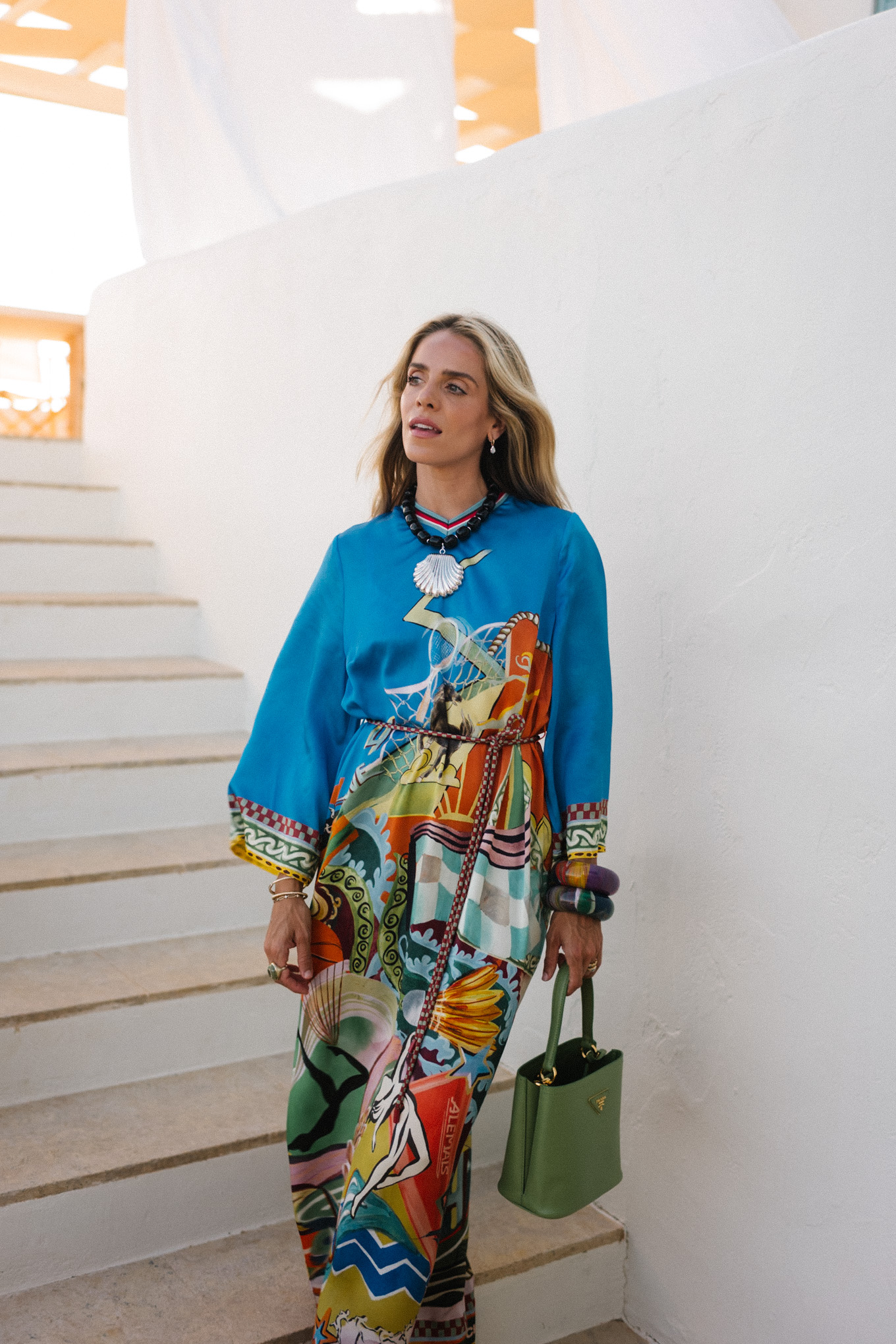 Collier de perles noires de soie bleue