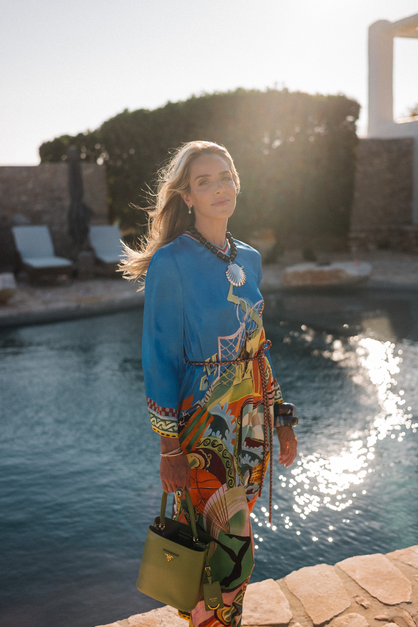 Collier de perles noires de soie bleue