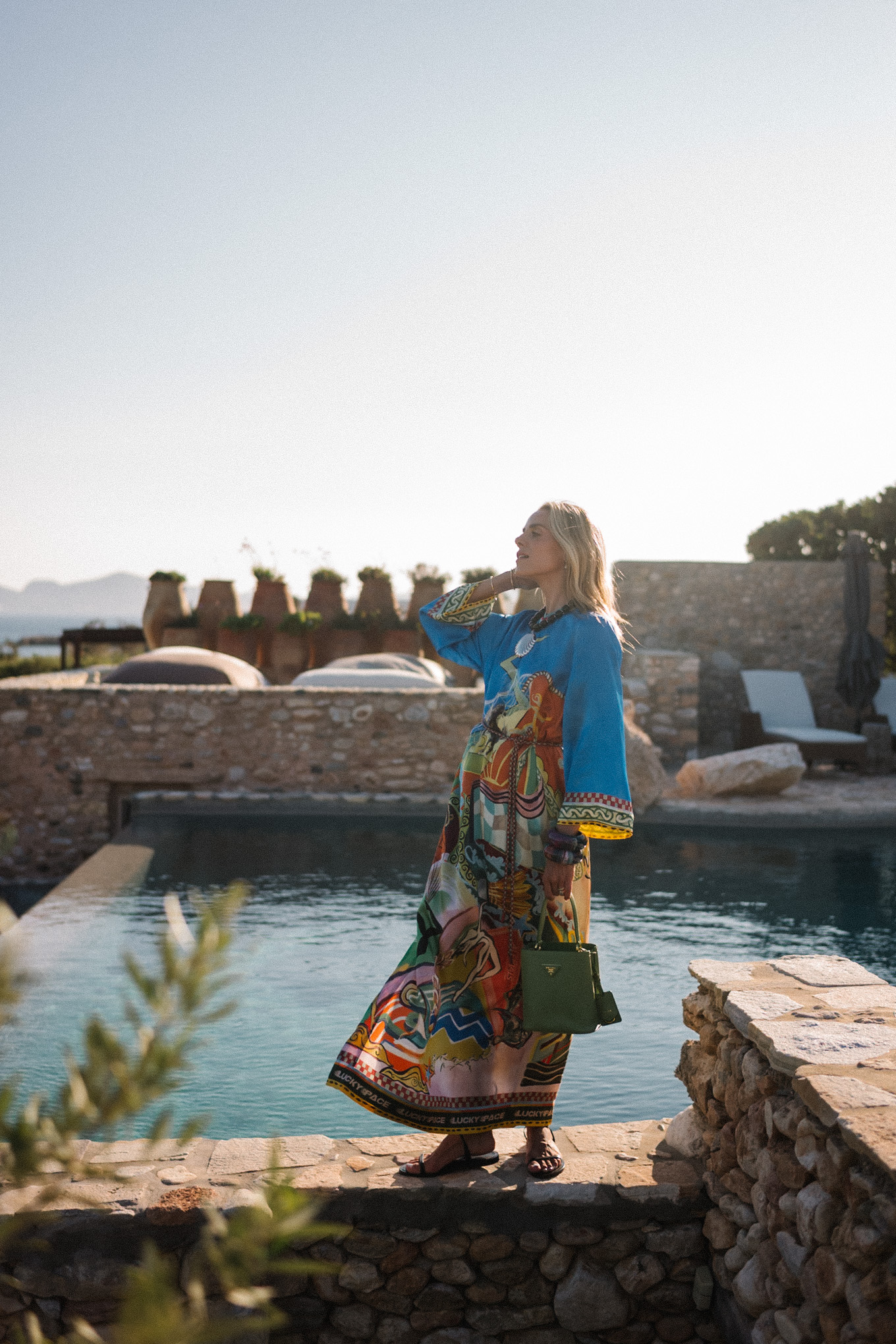 Collier de perles noires de soie bleue