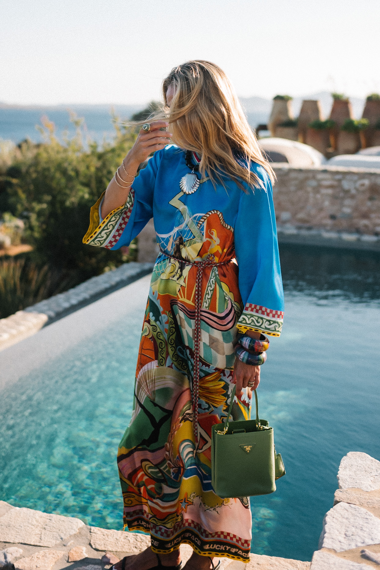 Collier de perles noires de soie bleue