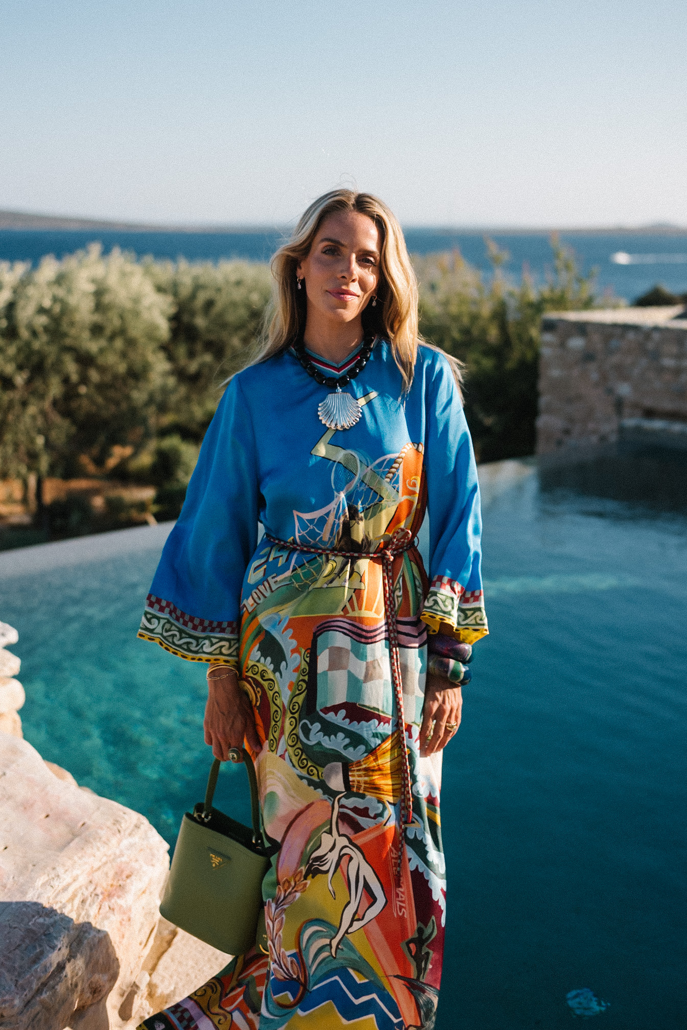 Collier de perles noires de soie bleue