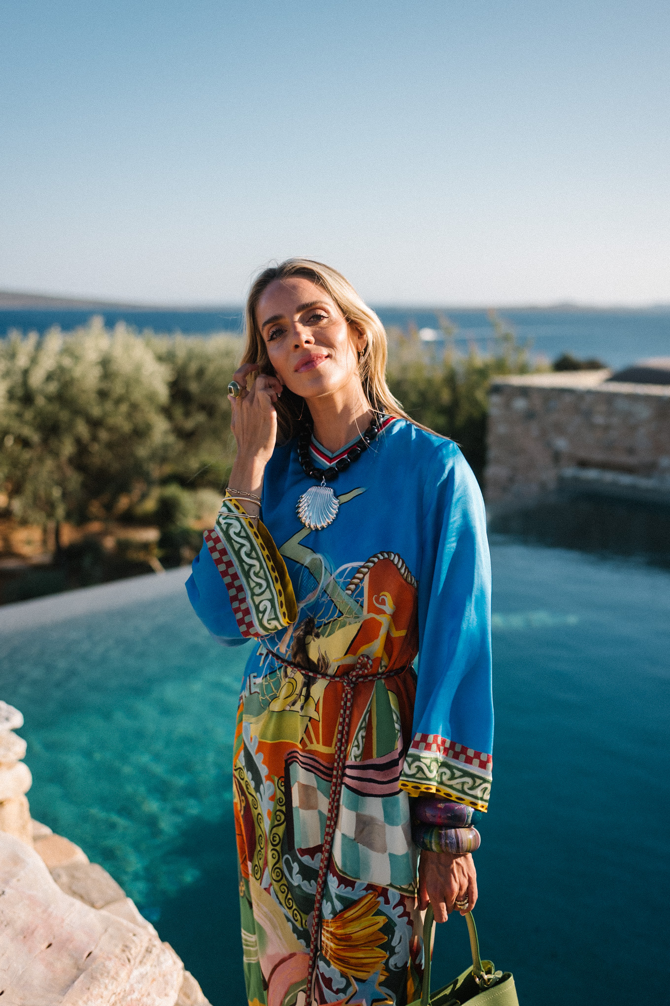 Collier de perles noires de soie bleue