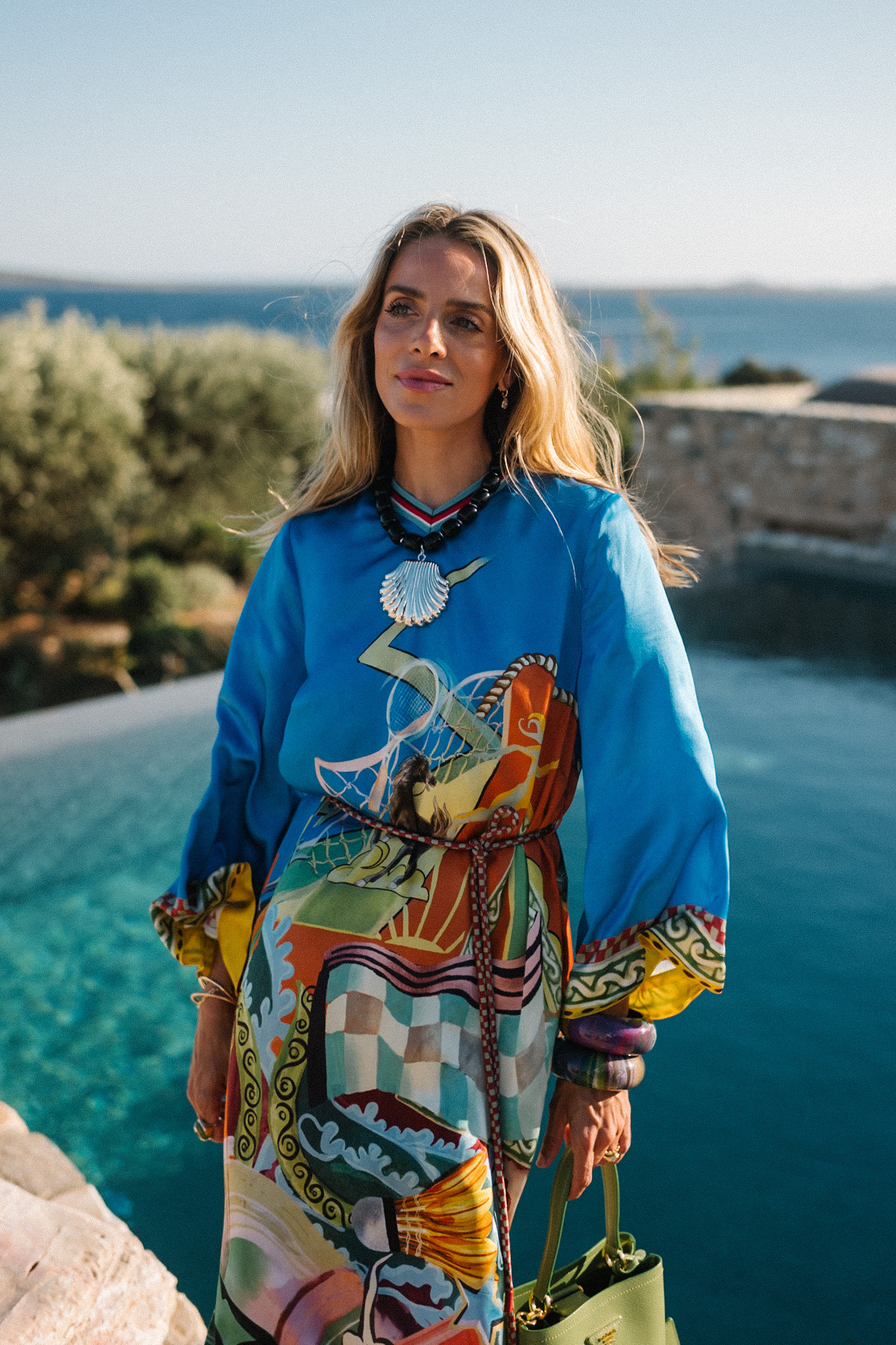 Collier de perles noires de soie bleue