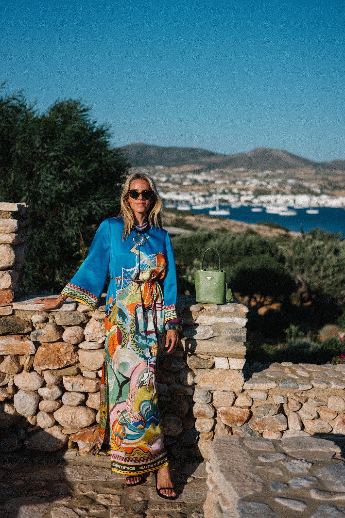 Collier de perles noires de soie bleue