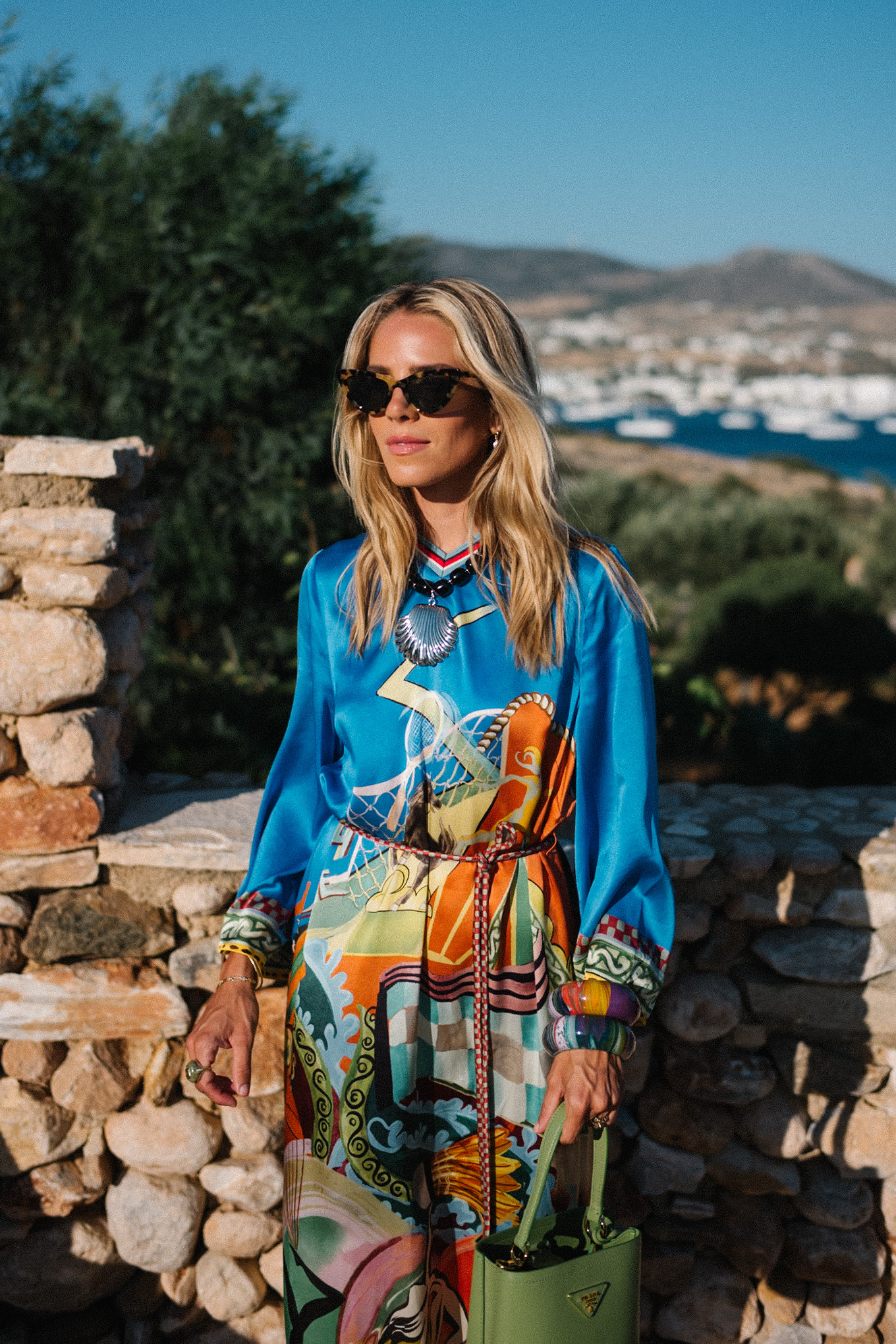 Collier de perles noires de soie bleue