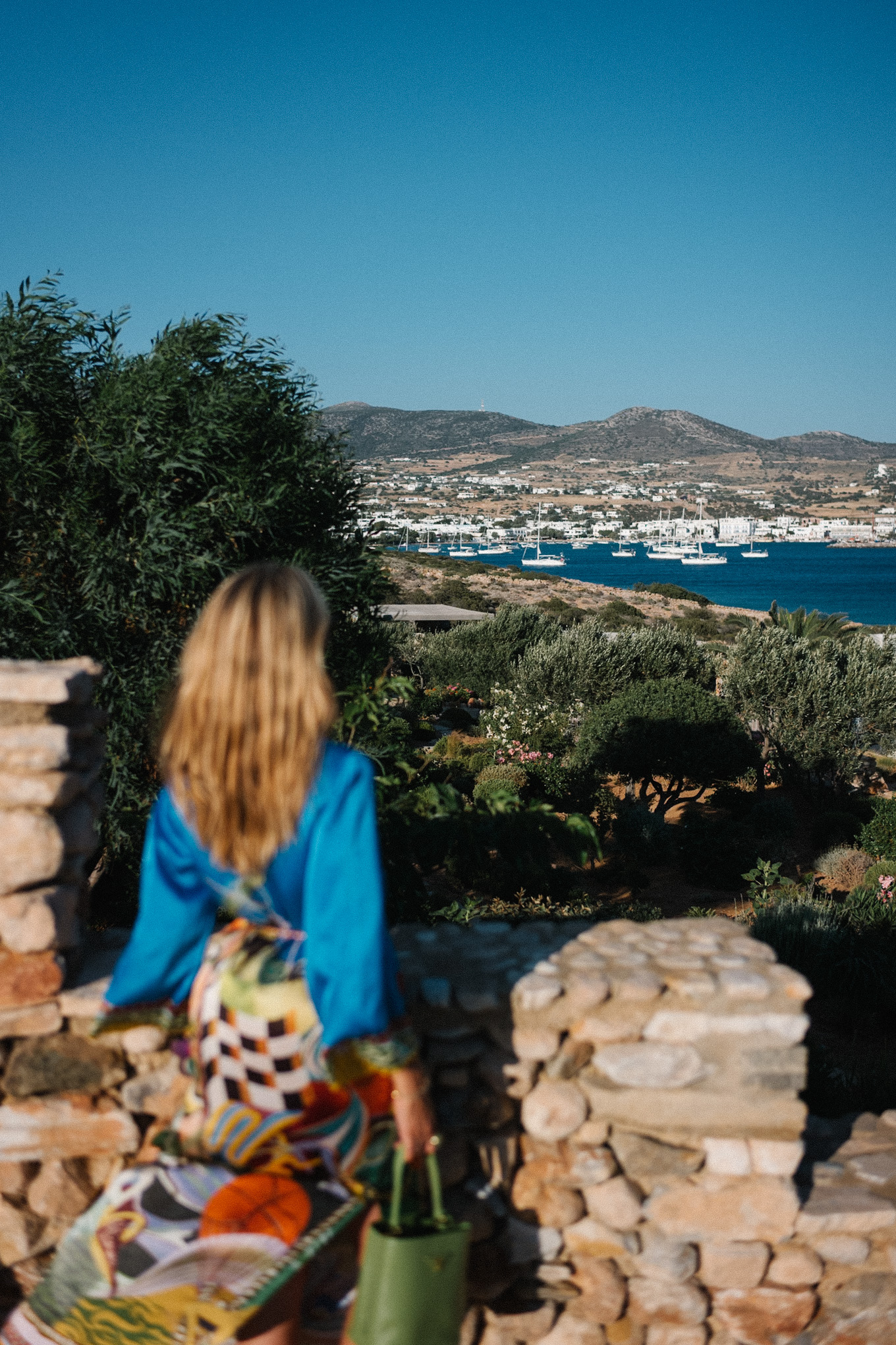 Collier de perles noires de soie bleue