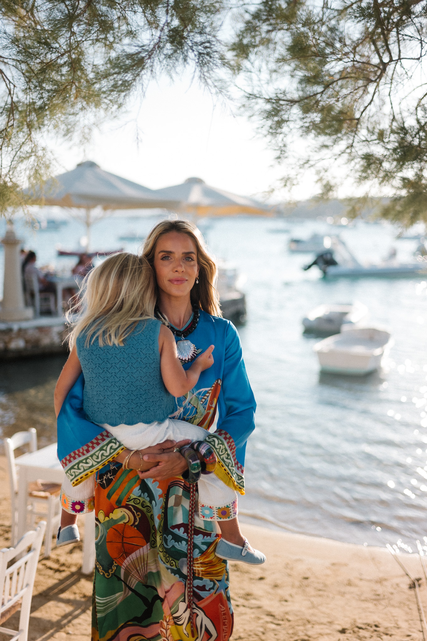 Collier de perles noires de soie bleue
