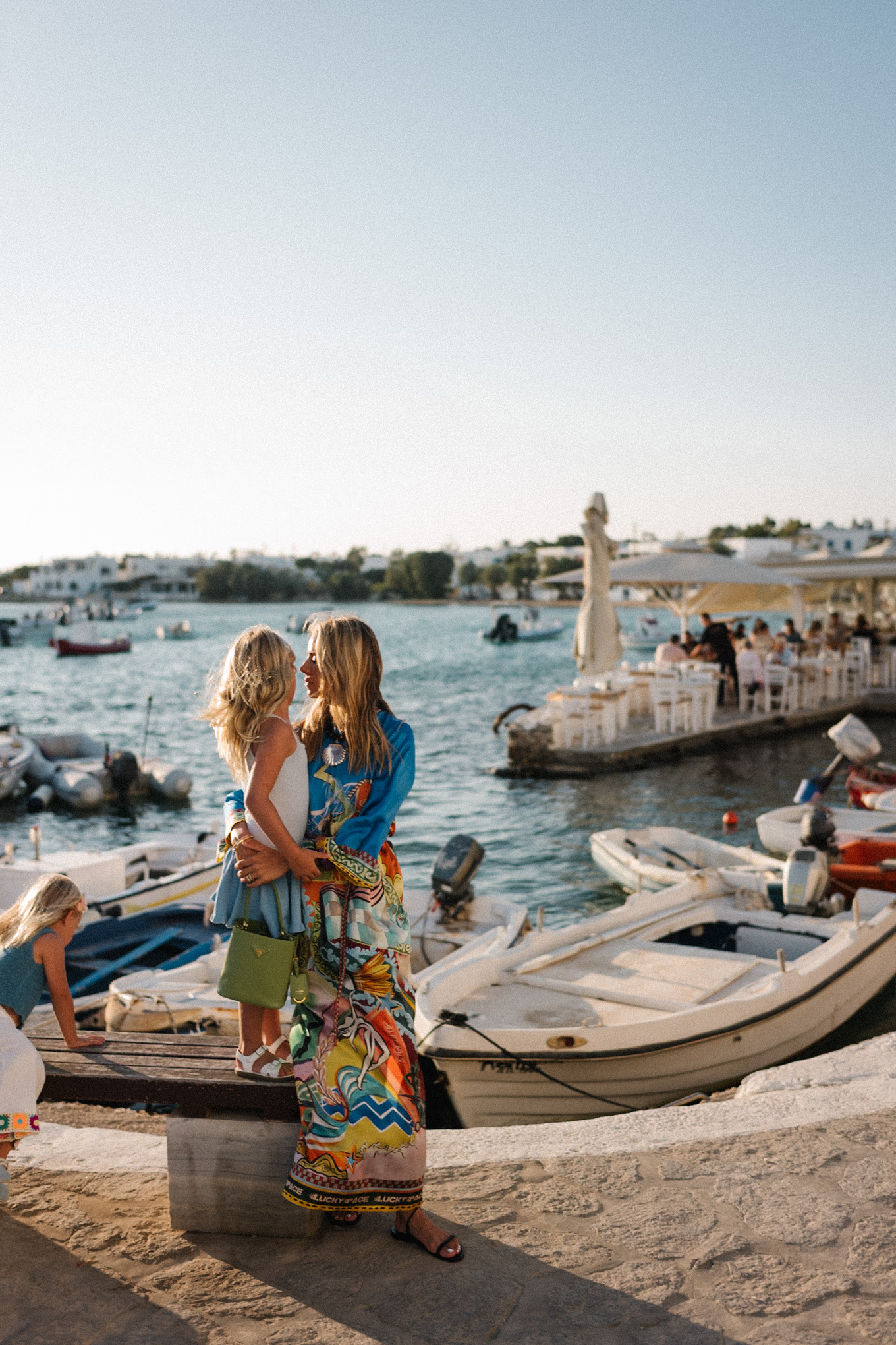 Collier de perles noires de soie bleue