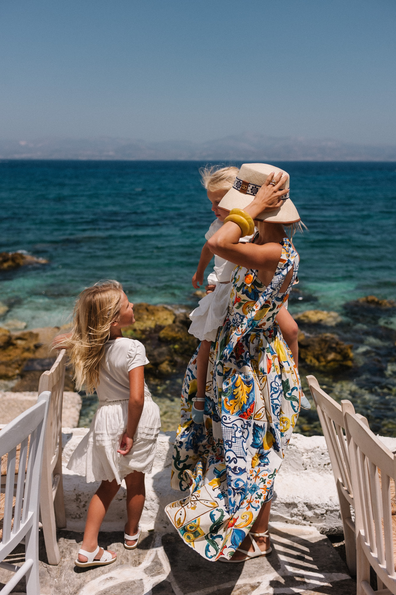 Mosaïque Sundren Raffia Raffia Bucket Hat Raffia et Sac en cuir Sandales blanches