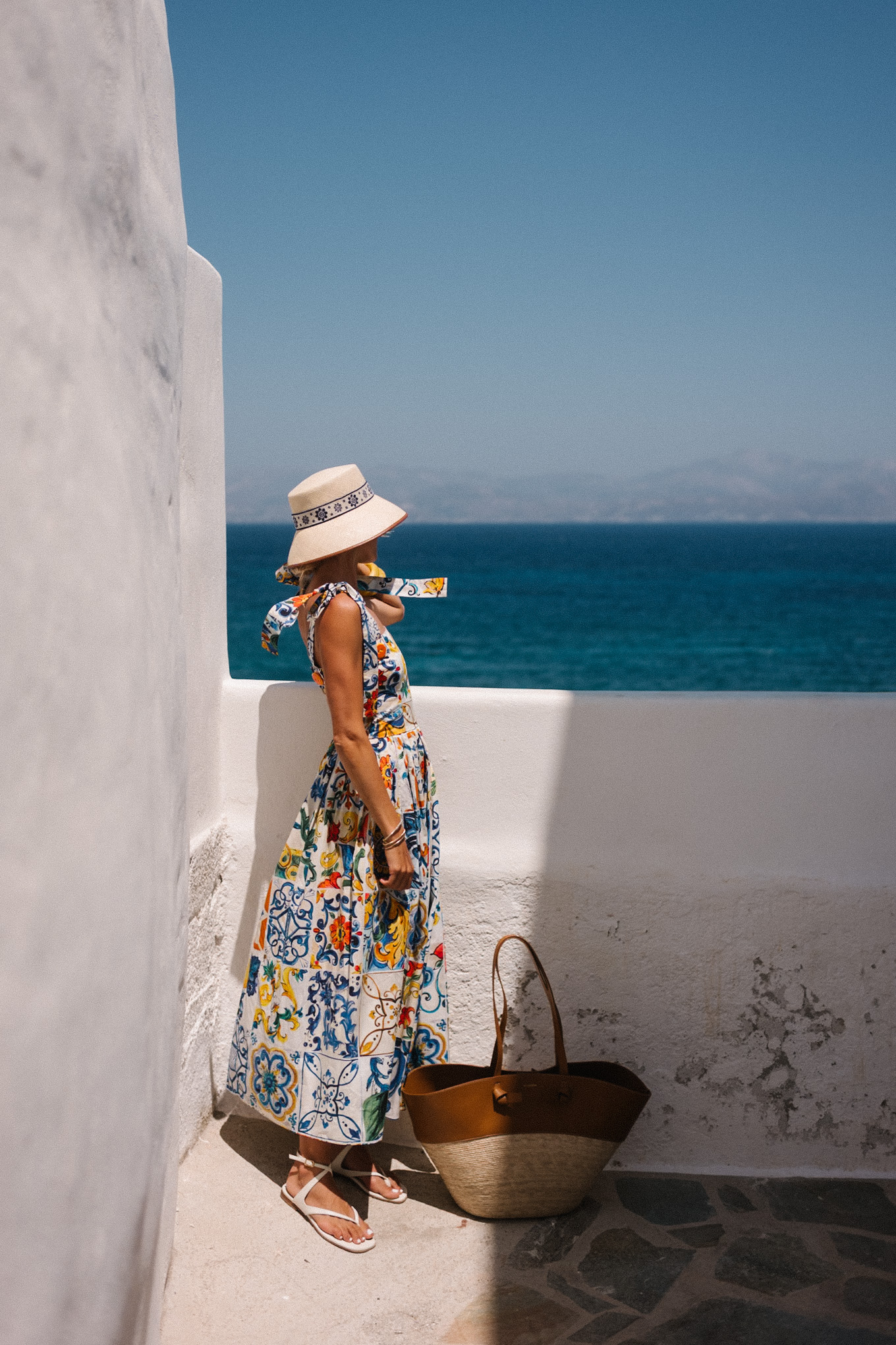 Mosaïque Sundren Raffia Raffia Bucket Hat Raffia et Sac en cuir Sandales blanches