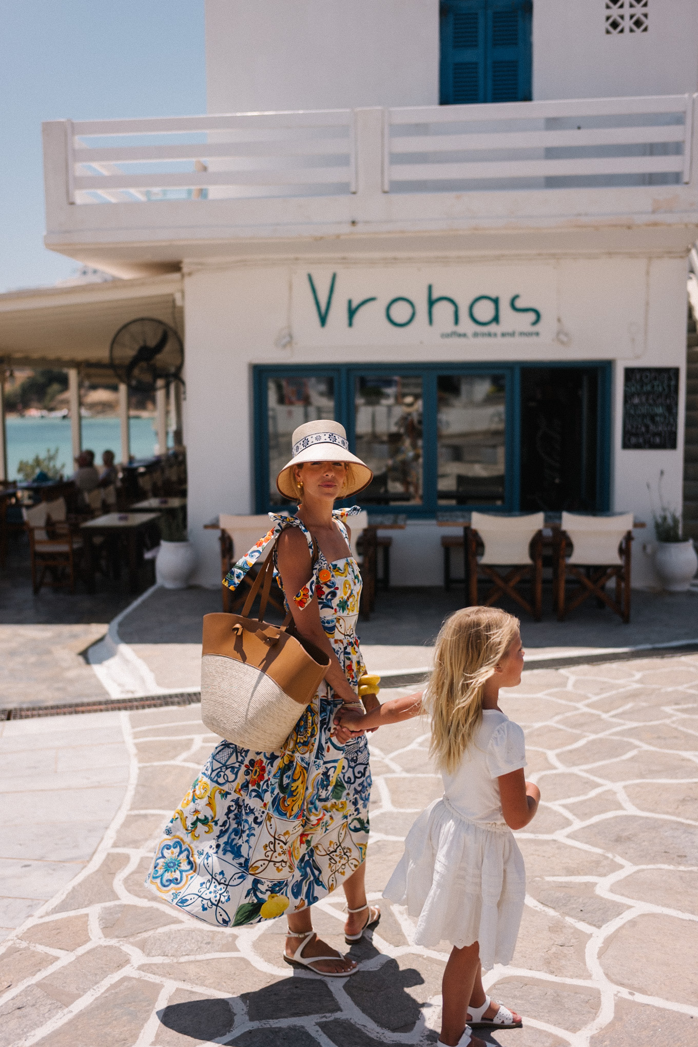 Mosaïque Sundren Raffia Raffia Bucket Hat Raffia et Sac en cuir Sandales blanches