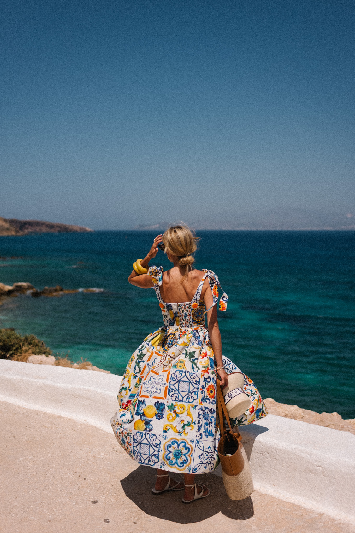 Mosaïque Sundren Raffia Raffia Bucket Hat Raffia et Sac en cuir Sandales blanches