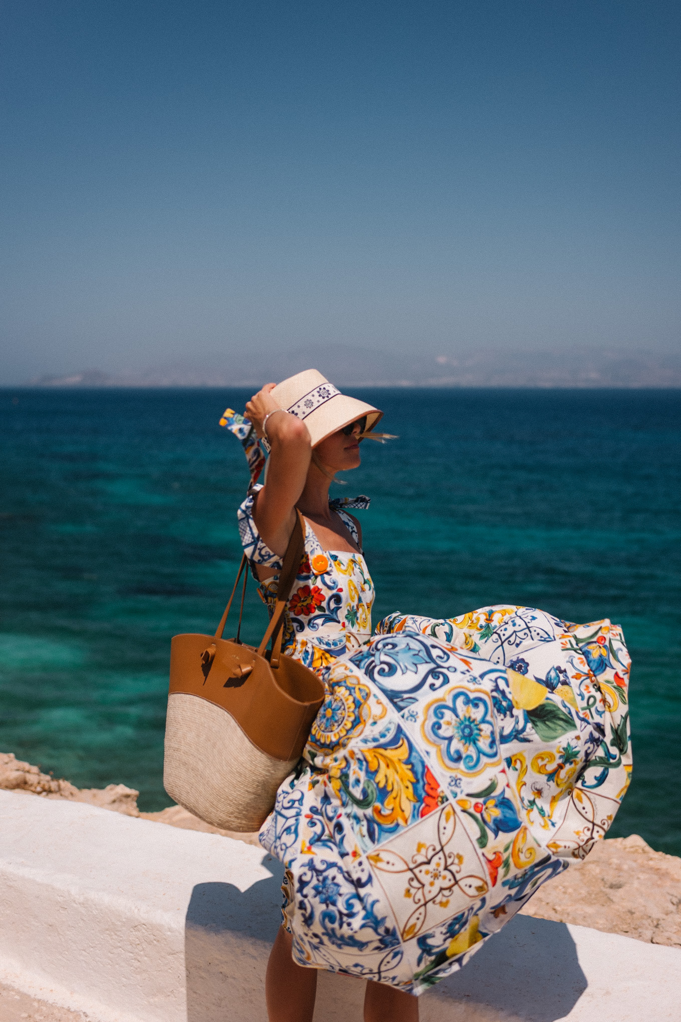Mosaïque Sundren Raffia Raffia Bucket Hat Raffia et Sac en cuir Sandales blanches