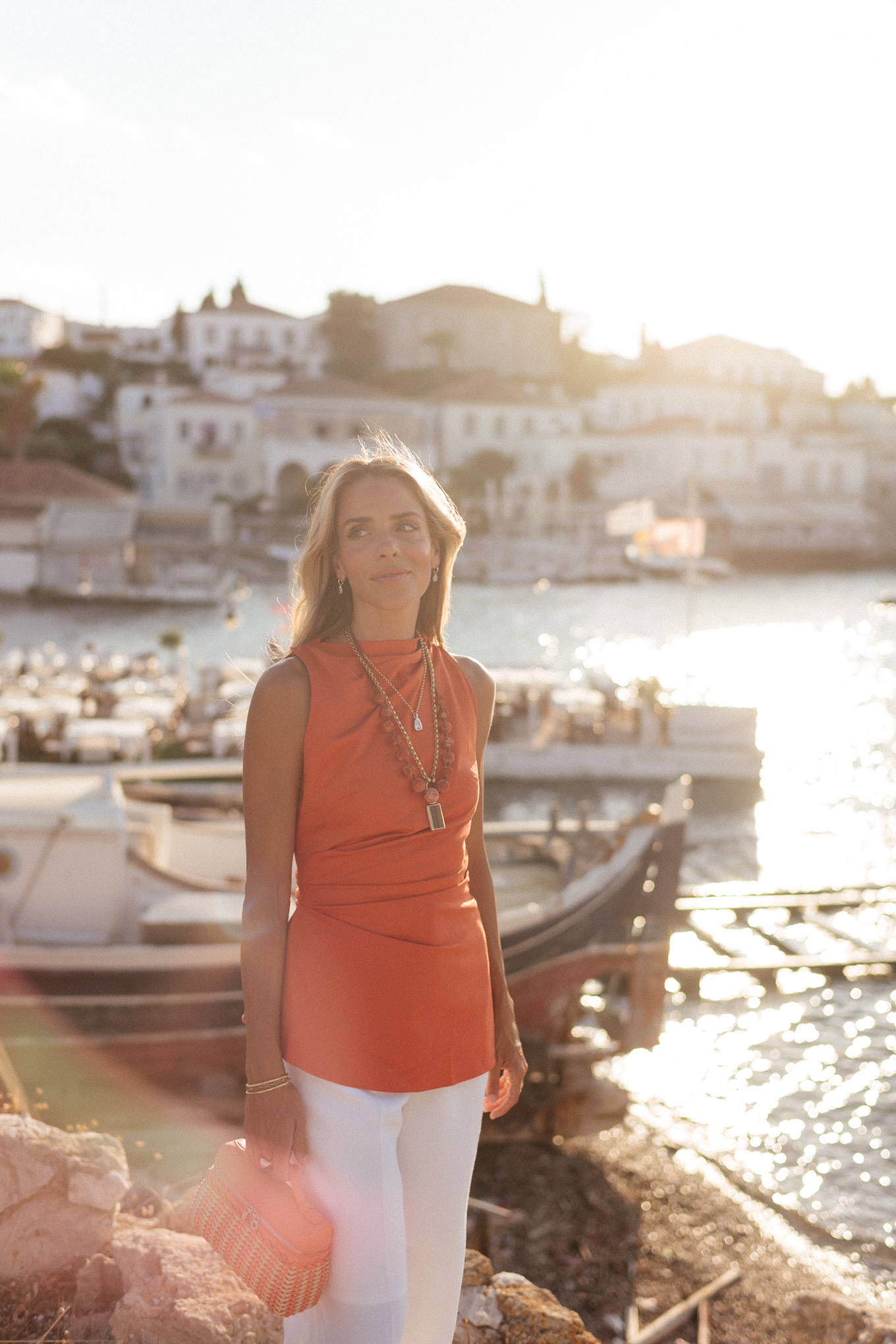 Lin de lin coloré en orange au-dessus du pantalon de lin blanc talons raffinés sacs de panier orange