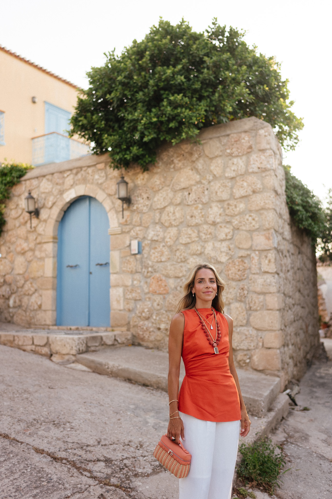 Lin de lin coloré en orange au-dessus du pantalon de lin blanc talons raffinés sacs de panier orange