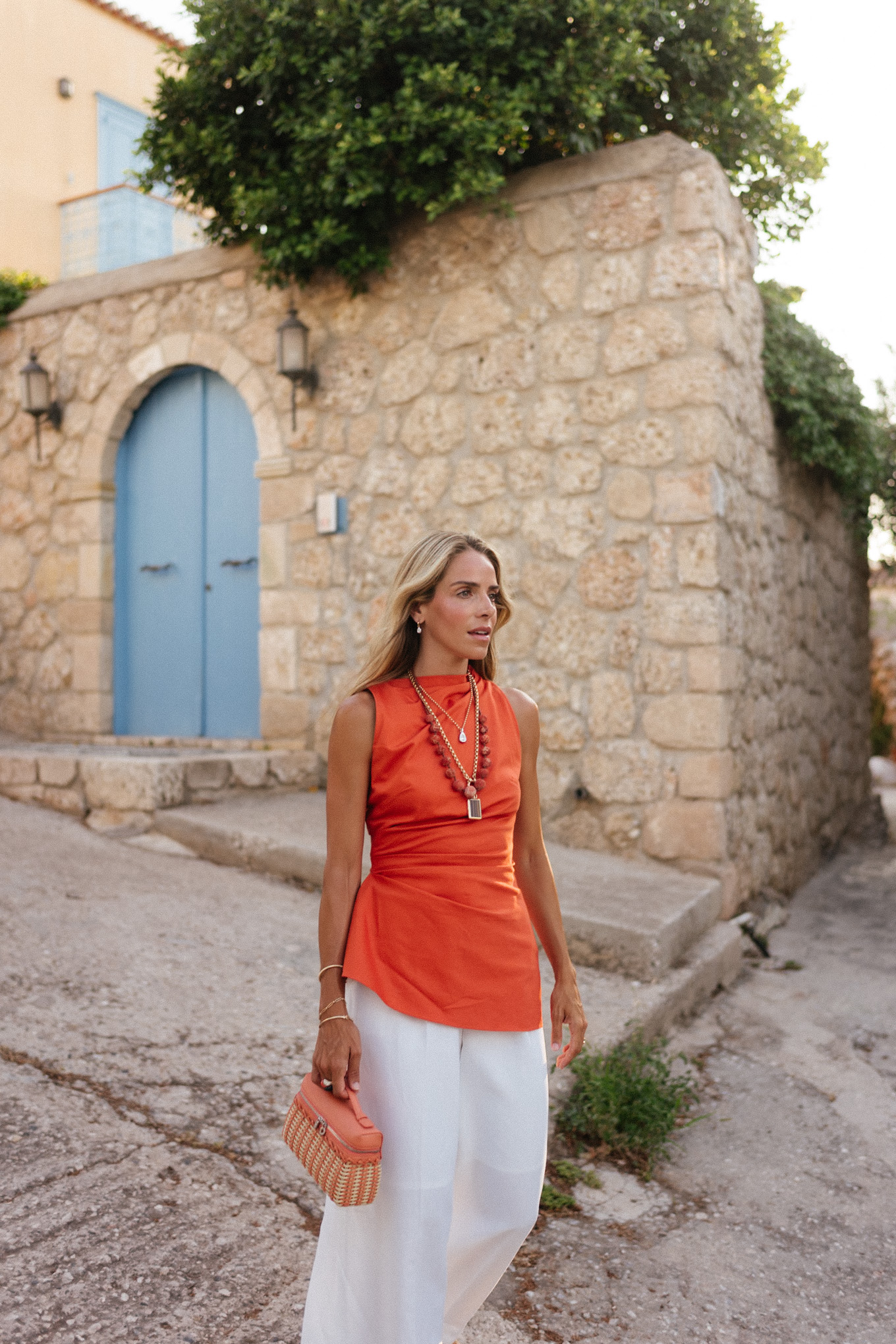Lin de lin en orange au-dessus du pantalon de lin blanc talons de raffia