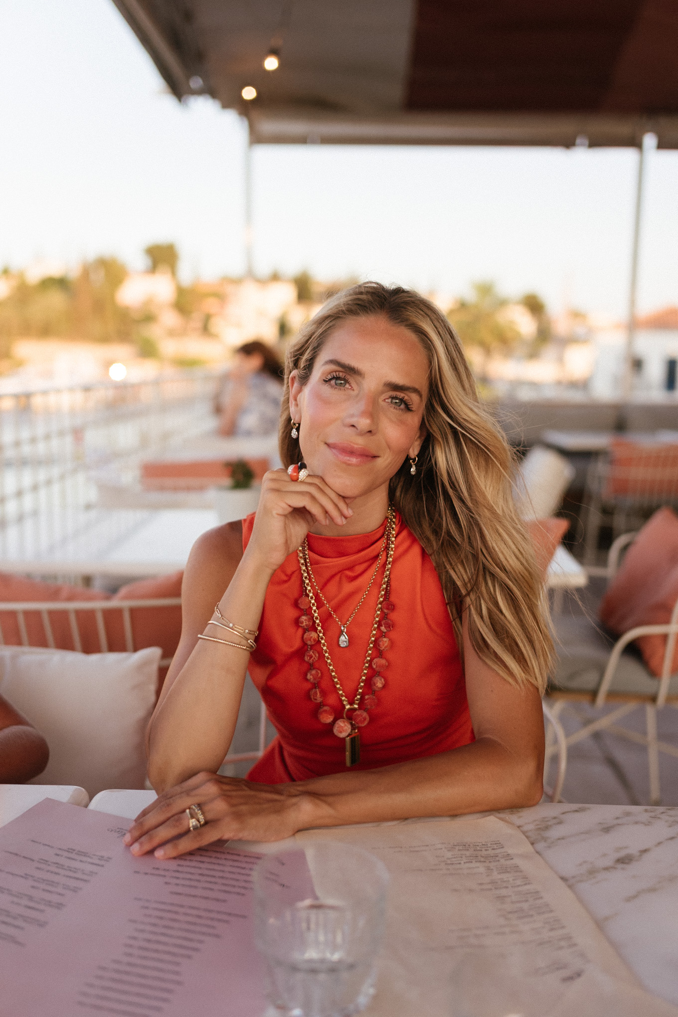 Lin de lin en orange au-dessus du pantalon de lin blanc talons de raffia