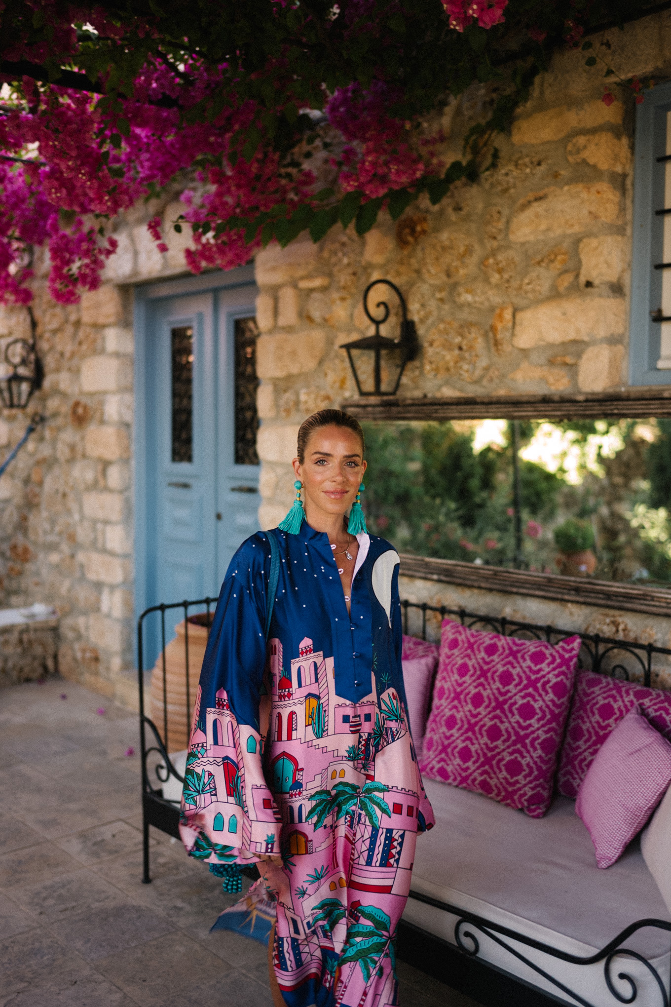 Accessoires de turquoise en kaftan de soie rose marineblau