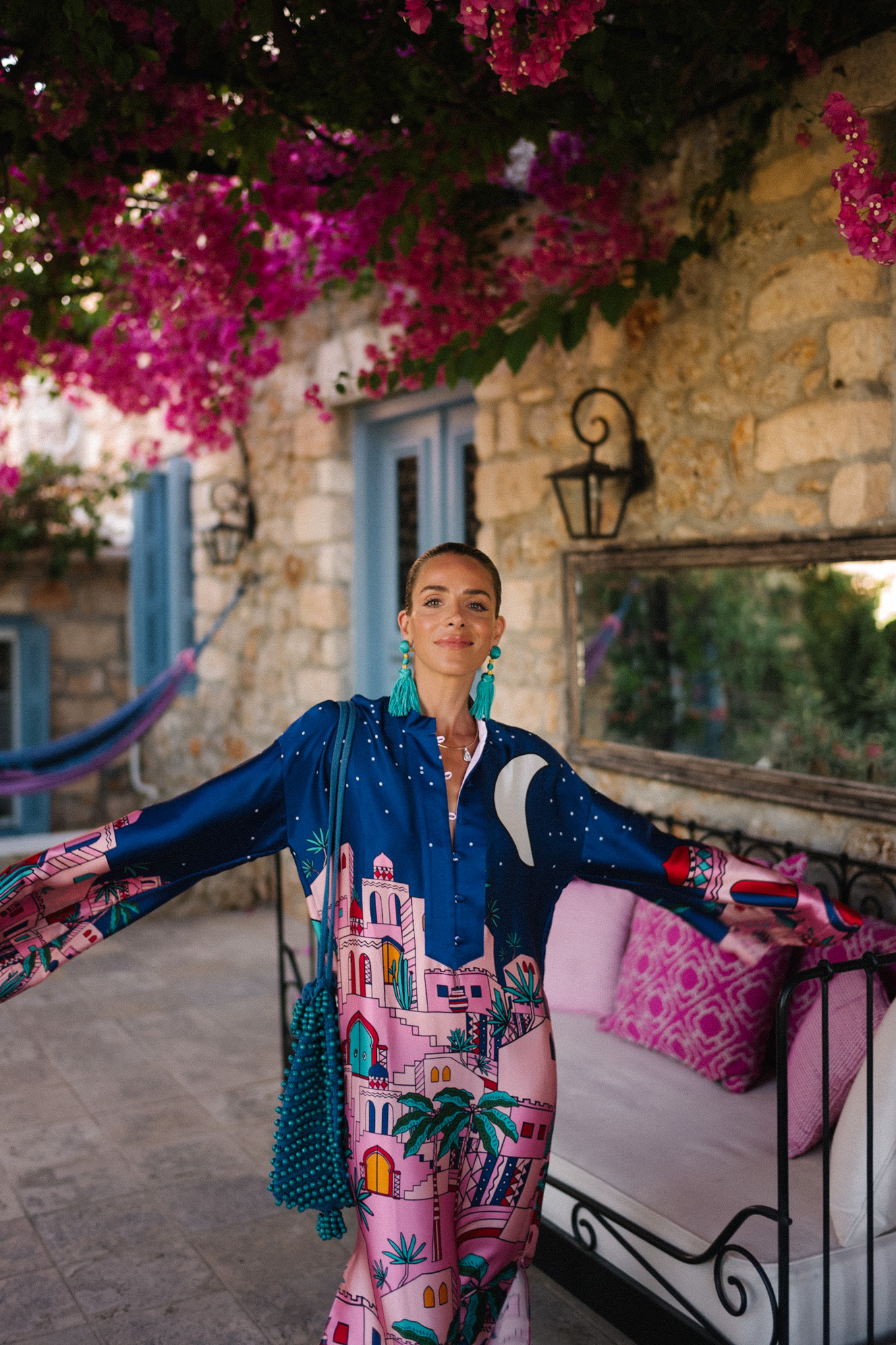 Accessoires de turquoise en kaftan de soie rose marineblau