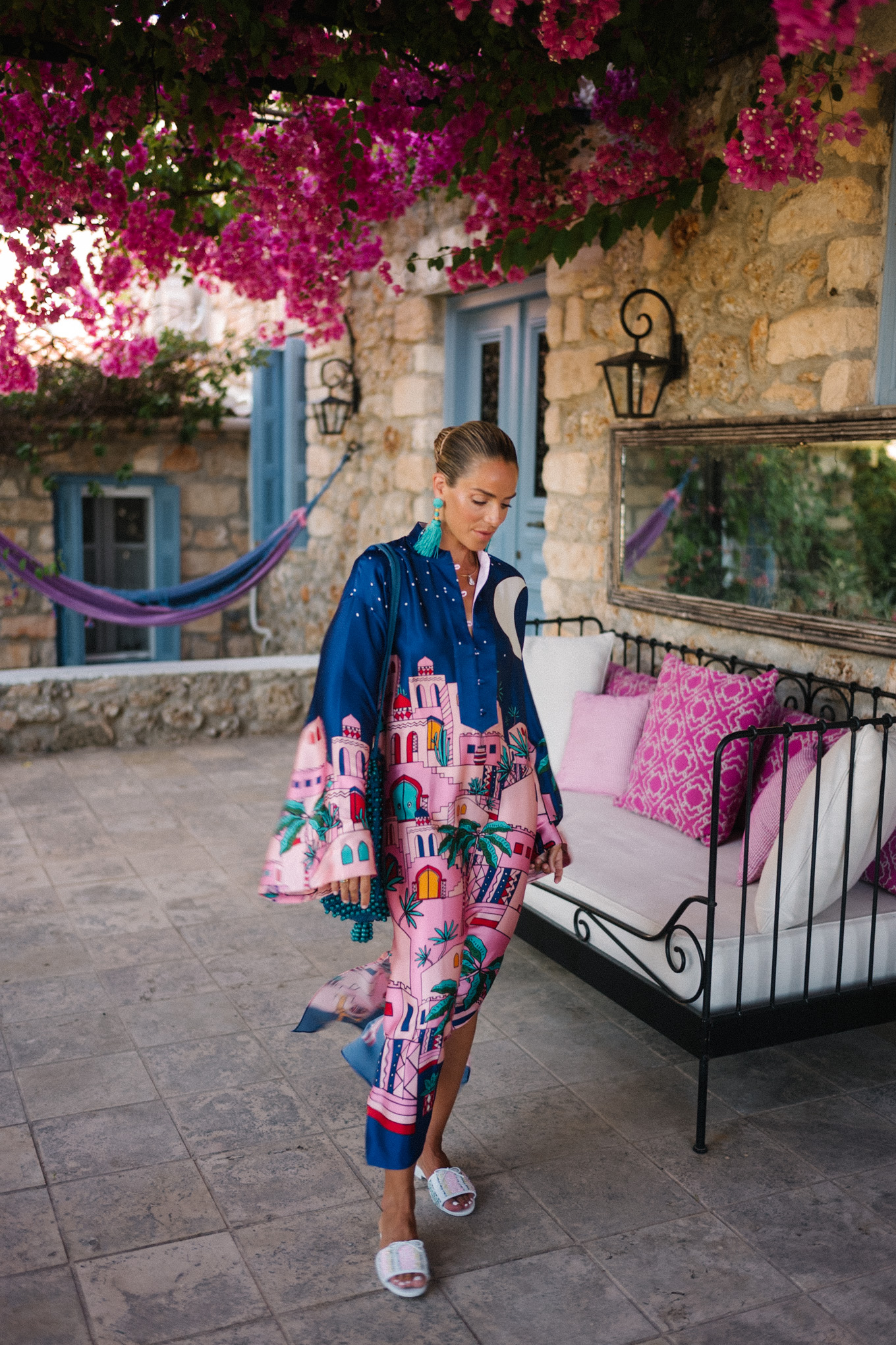 Accessoires de turquoise en kaftan de soie rose marineblau