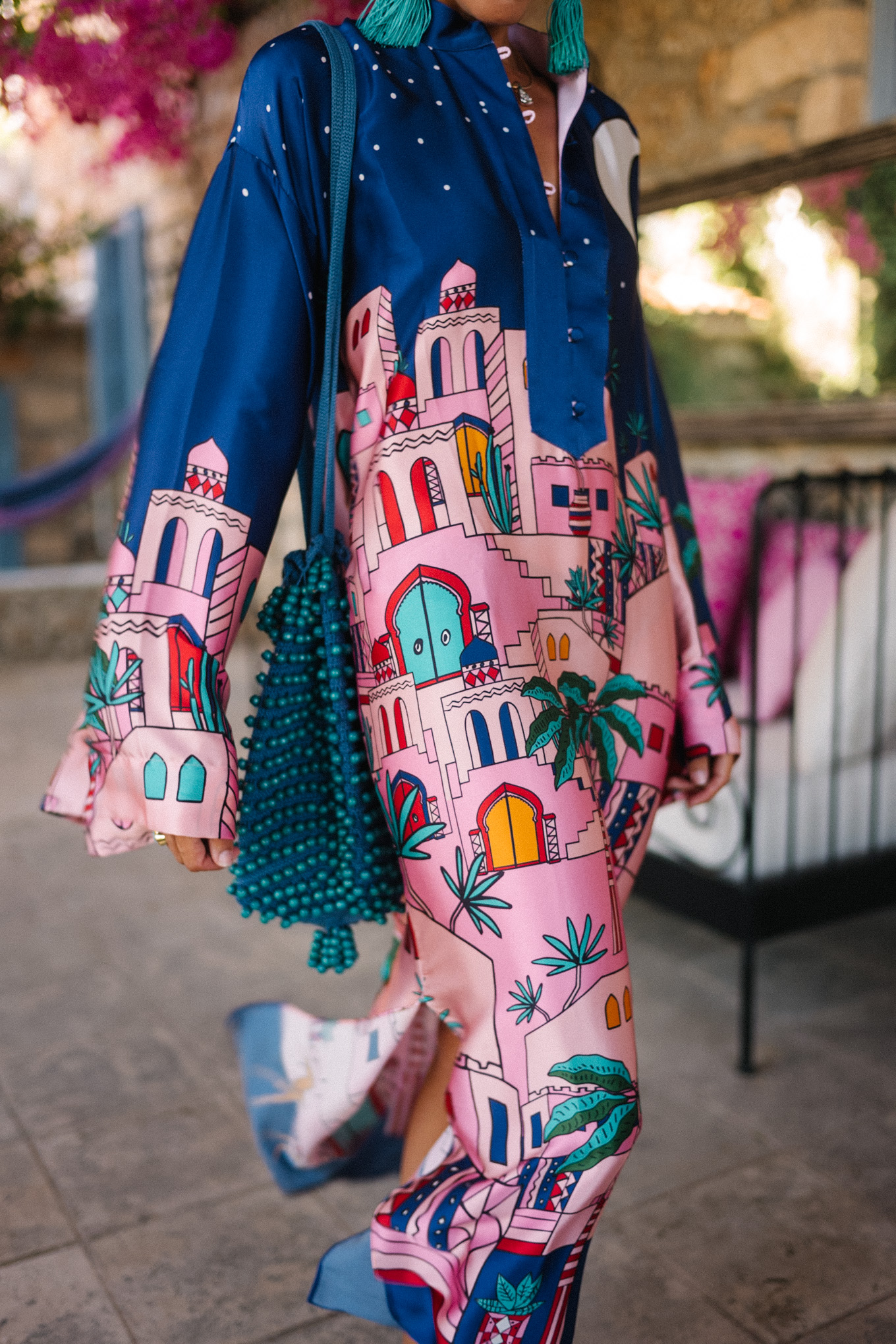 Accessoires de turquoise en kaftan de soie rose marineblau