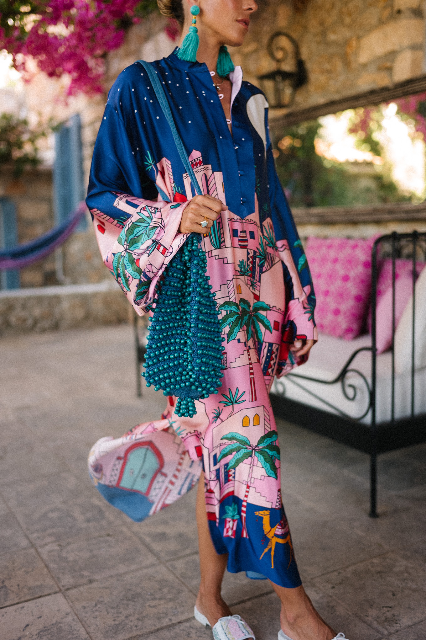 Accessoires de turquoise en kaftan de soie rose marineblau