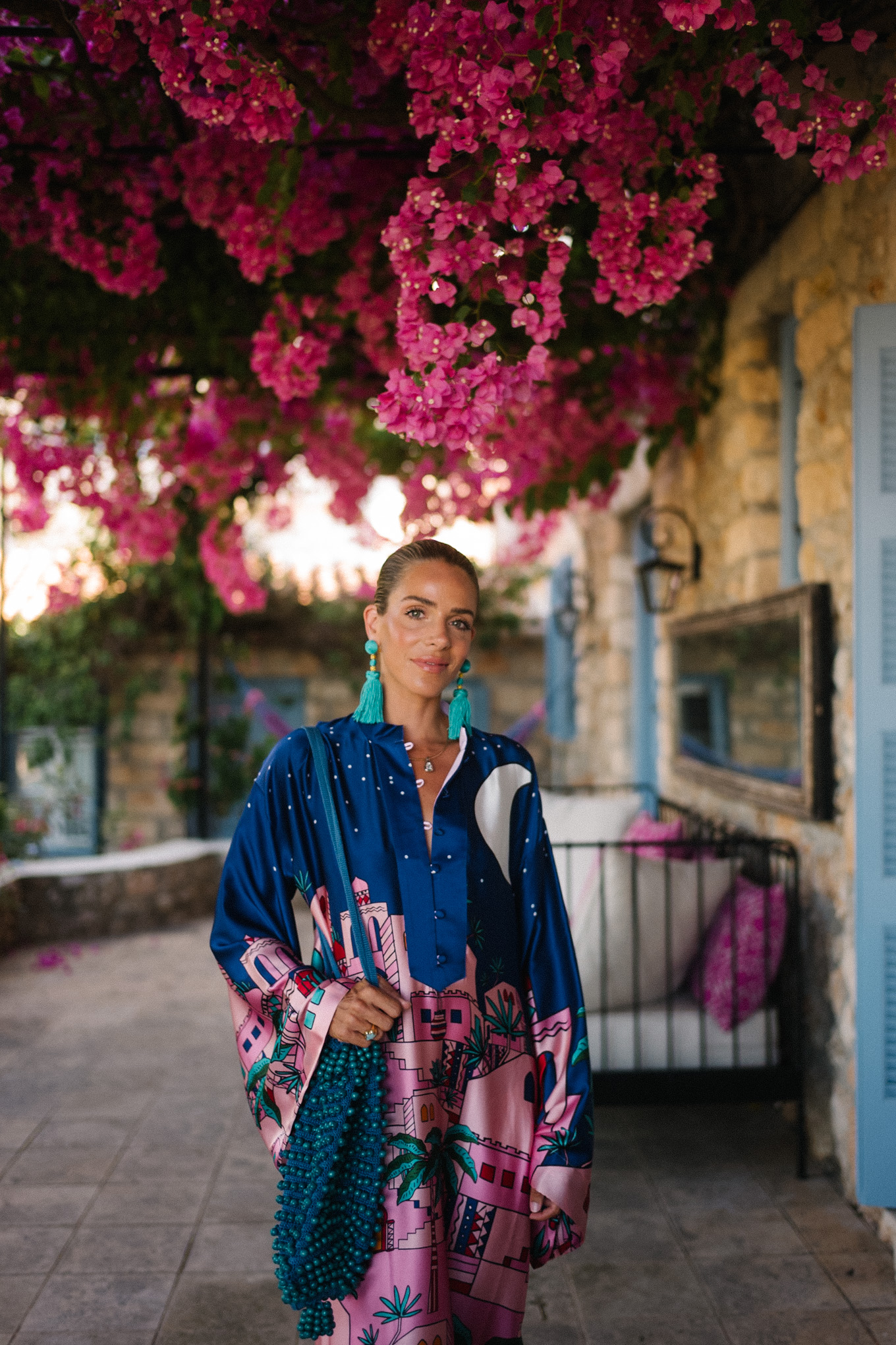 Accessoires de turquoise en kaftan de soie rose marineblau