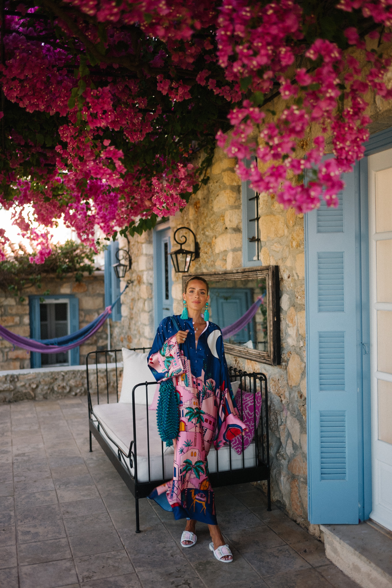 Accessoires de turquoise en kaftan de soie rose marineblau