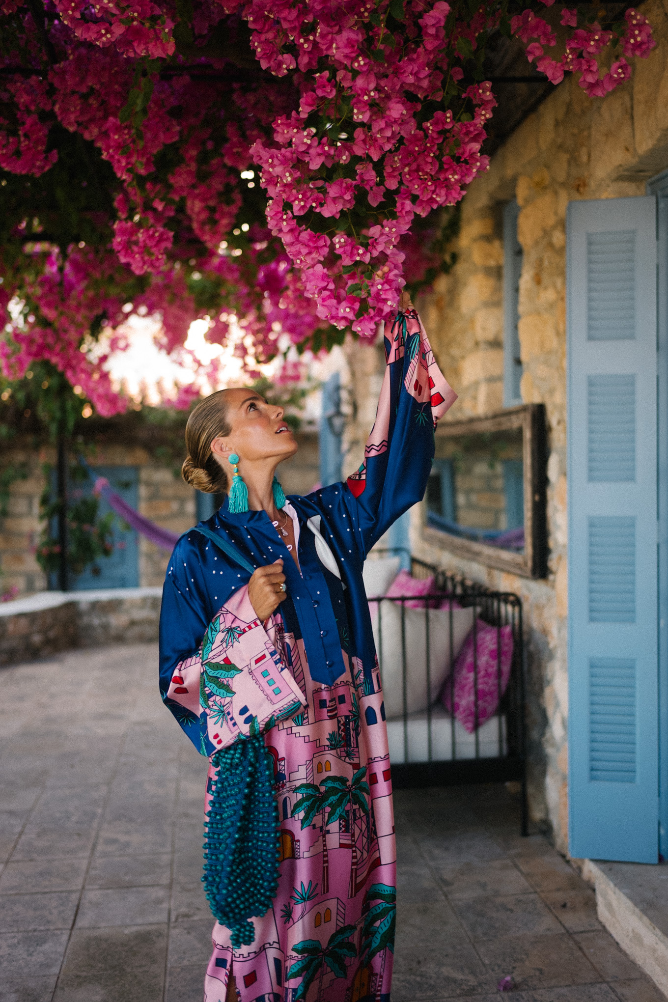 Accessoires de turquoise en kaftan de soie rose marineblau