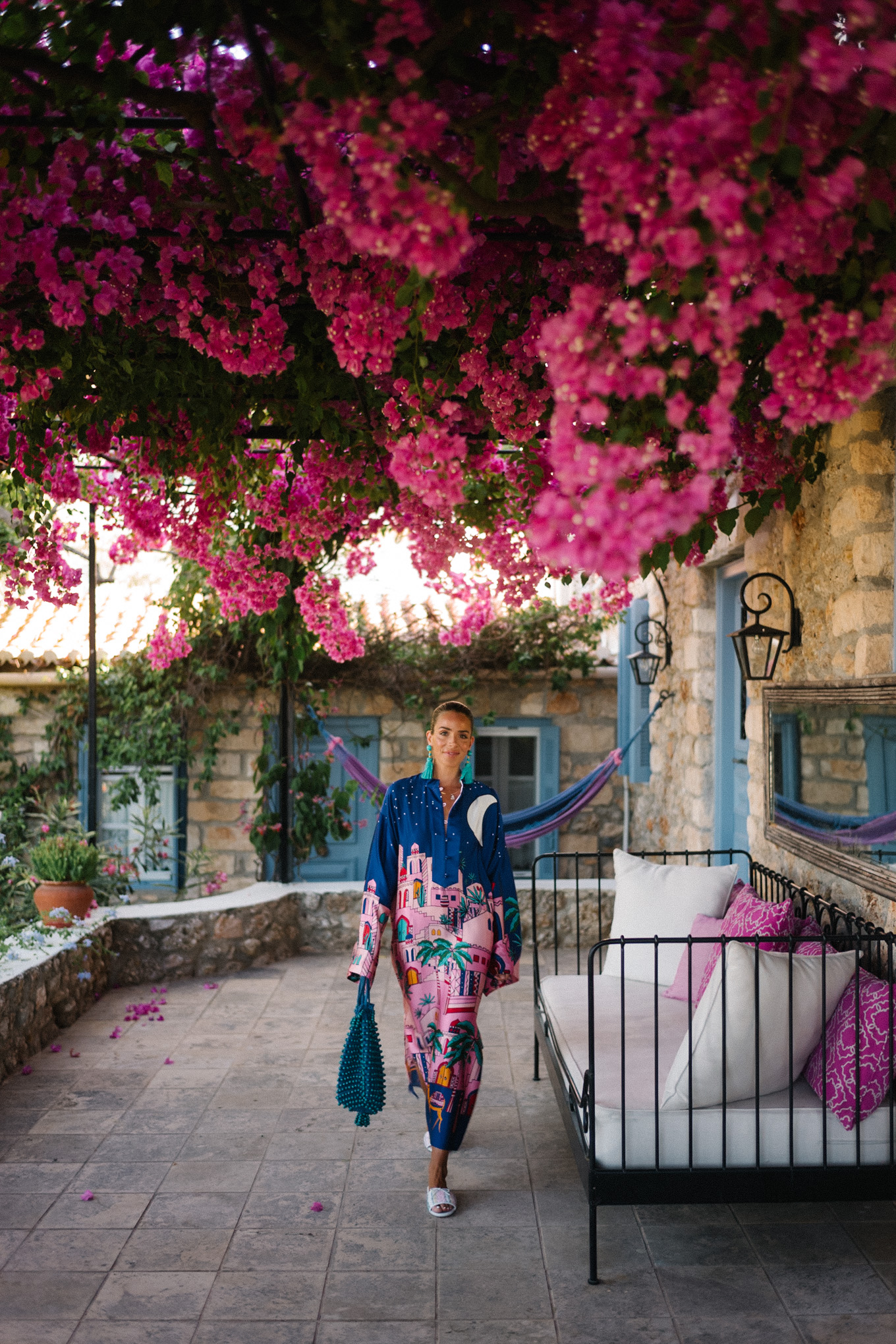 Accessoires de turquoise en kaftan de soie rose marineblau