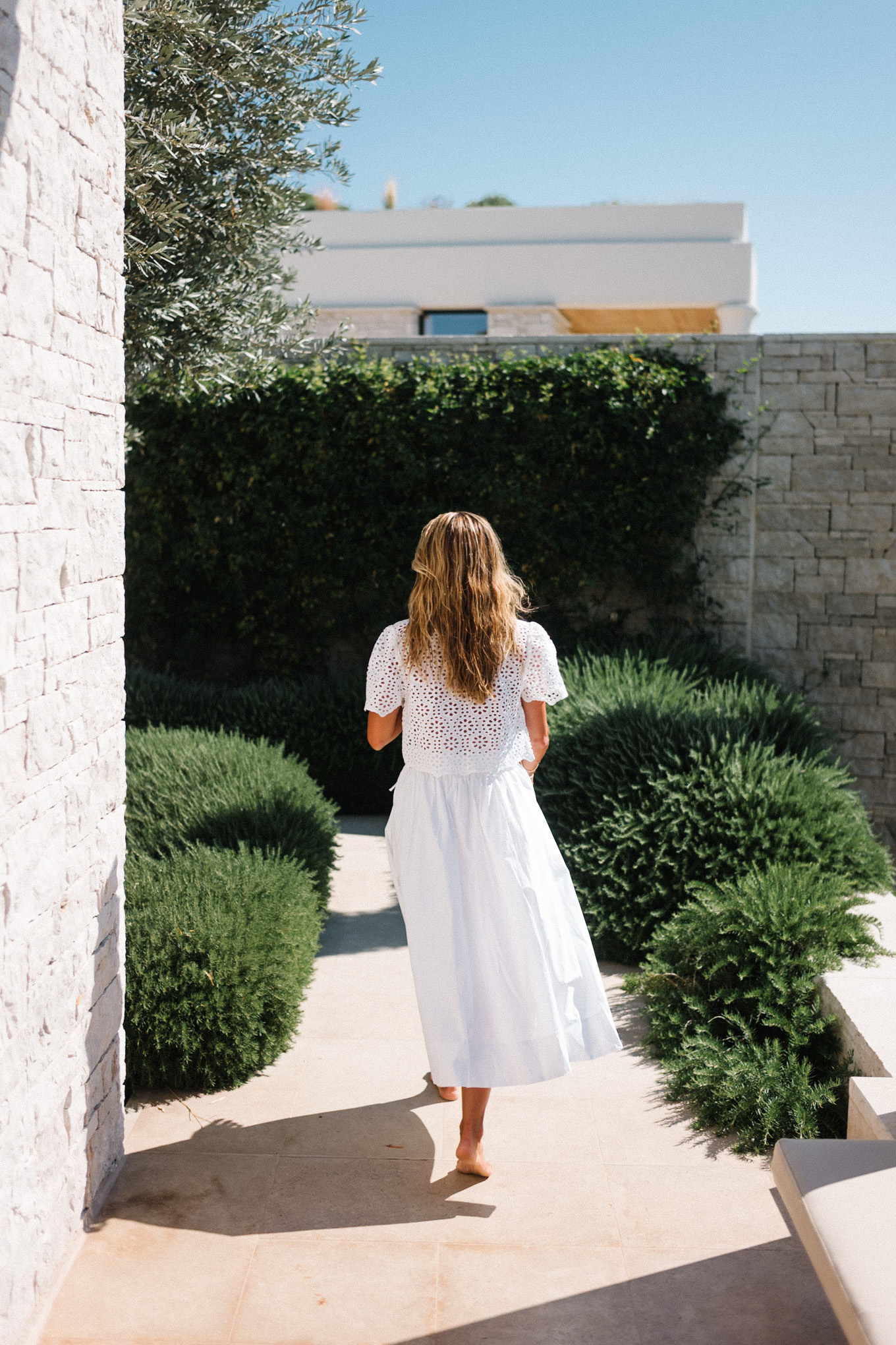 Cravate de haut blanc sur le maxikrock blanc