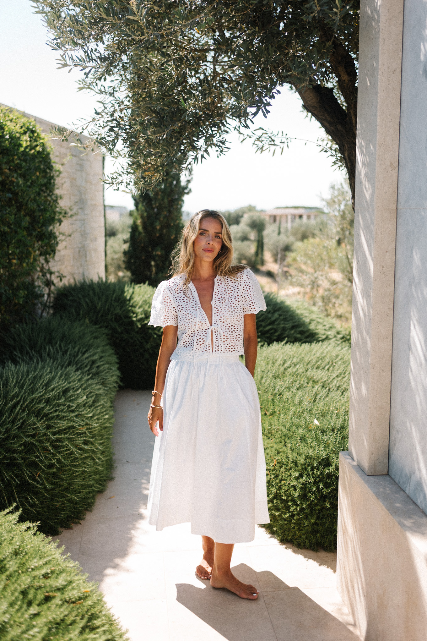 Cravate de haut blanc sur le maxikrock blanc